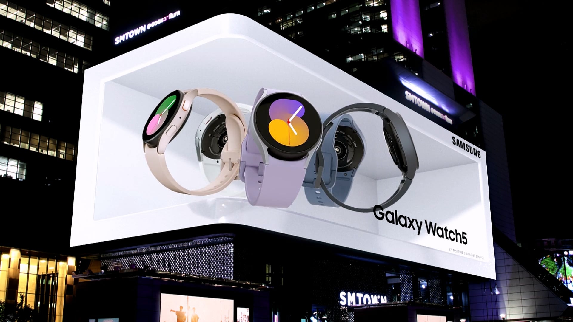 Galaxy Watch5 models in a row inside the display