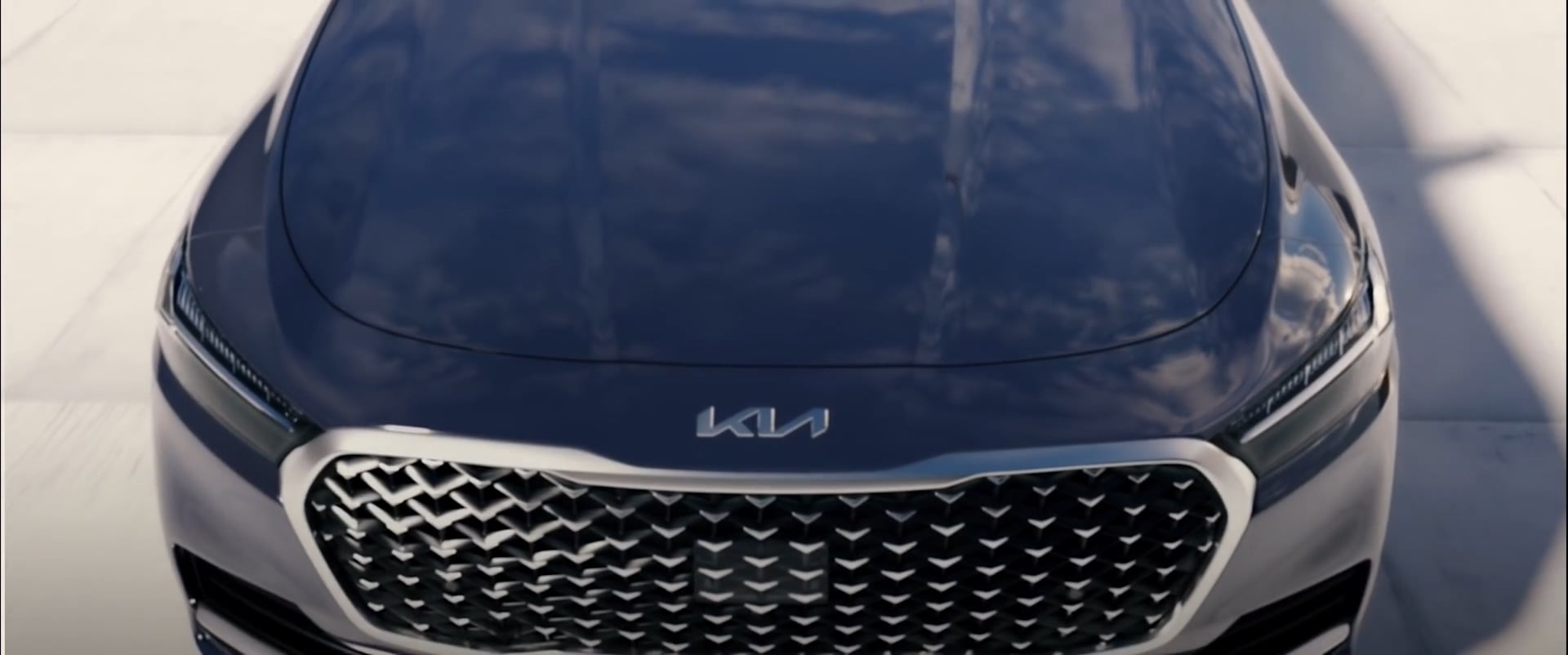 The Kia K9 bonnet and grille seen from above the front.